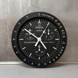 Omega Swatch MoonSwatch Wanduhr – Speedmaster Chronograph Look | Geschenk für Männer | 3D Druck